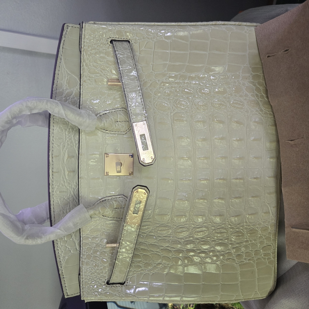 Elegant Cream Crocodile-Embossed Handbag - Picture 1 of 6